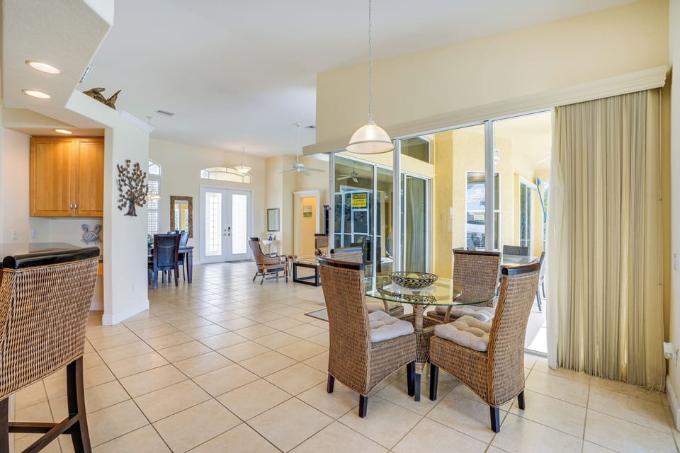Dining Area | Dishware/Flatware Provided