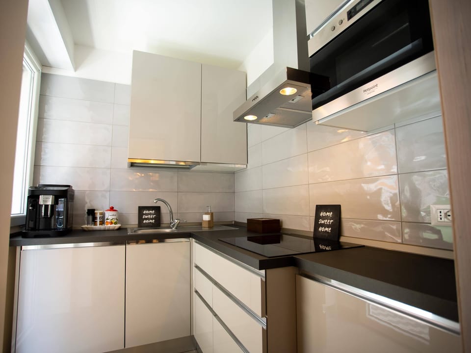 Full-size fridge, microwave, stovetop, dishwasher