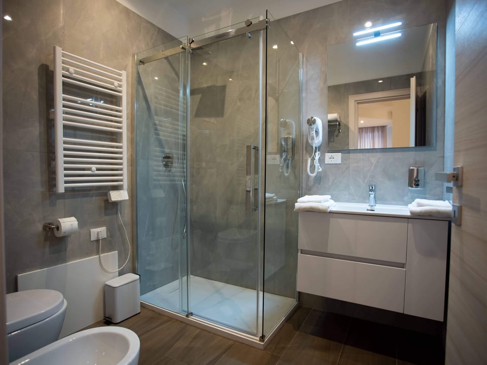 Comfort Double Room | Bathroom | Shower, rainfall showerhead, eco-friendly toiletries, hair dryer