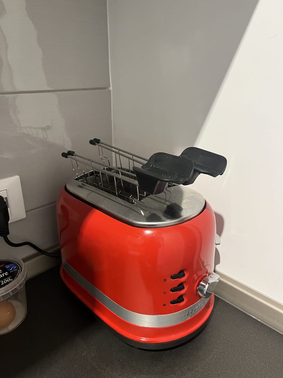 Full-size fridge, microwave, stovetop, dishwasher