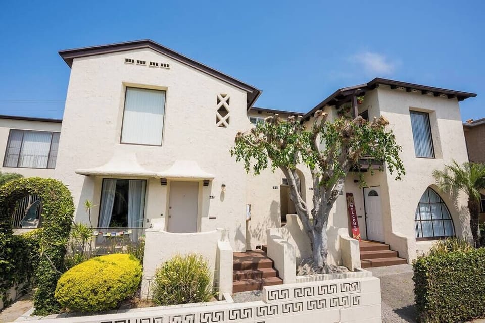 Small quiet building in the heart of Belmont Shore.  Only 8 units - all very friendly tenants and professionals.