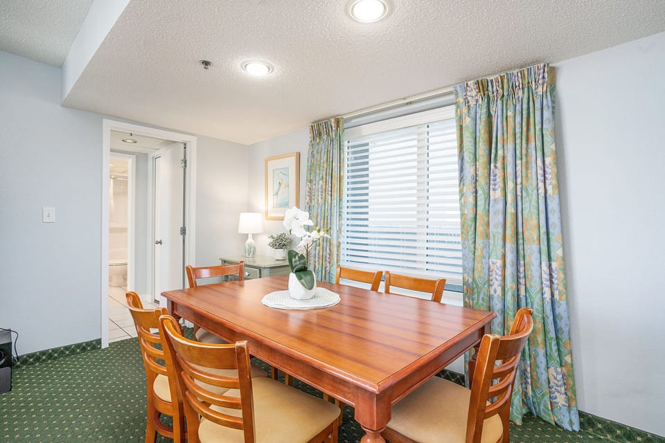 Dining for 6 with additional space at kitchen bar.