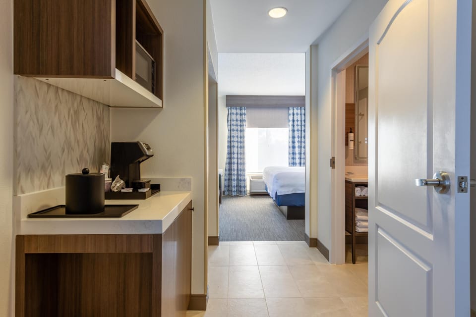 Room, 1 King Bed, Non Smoking | Desk, iron/ironing board, free cribs/infant beds, rollaway beds
