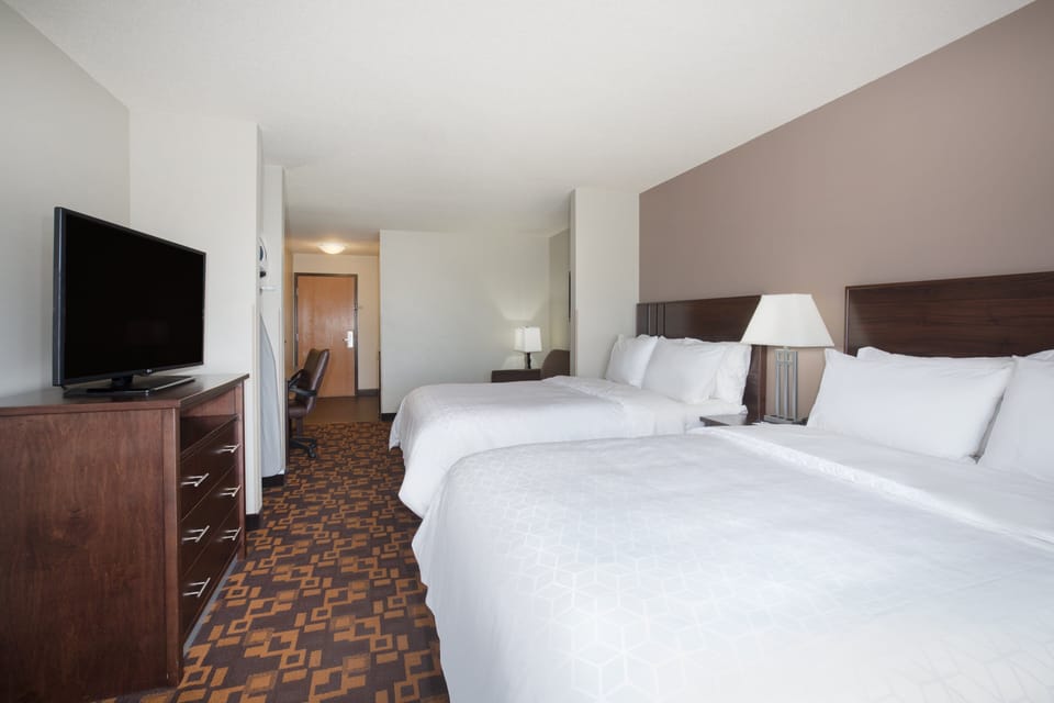 Suite, Multiple Beds | Desk, iron/ironing board, free cribs/infant beds, rollaway beds