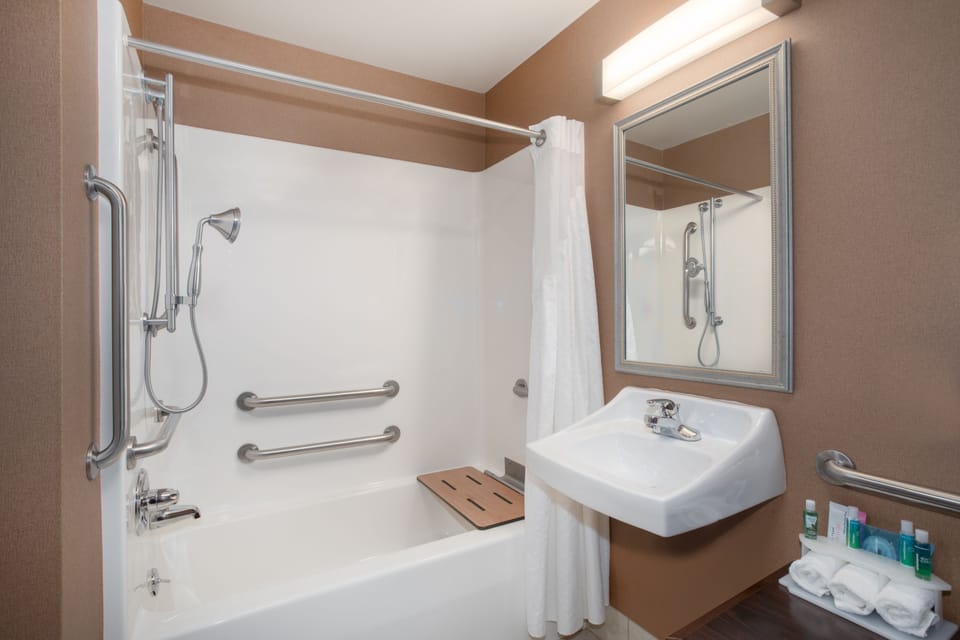 Combined shower/tub, free toiletries, hair dryer, towels