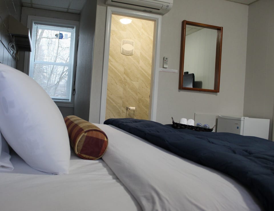 Deluxe Room, 1 King Bed | Hypo-allergenic bedding, desk, free WiFi, bed sheets