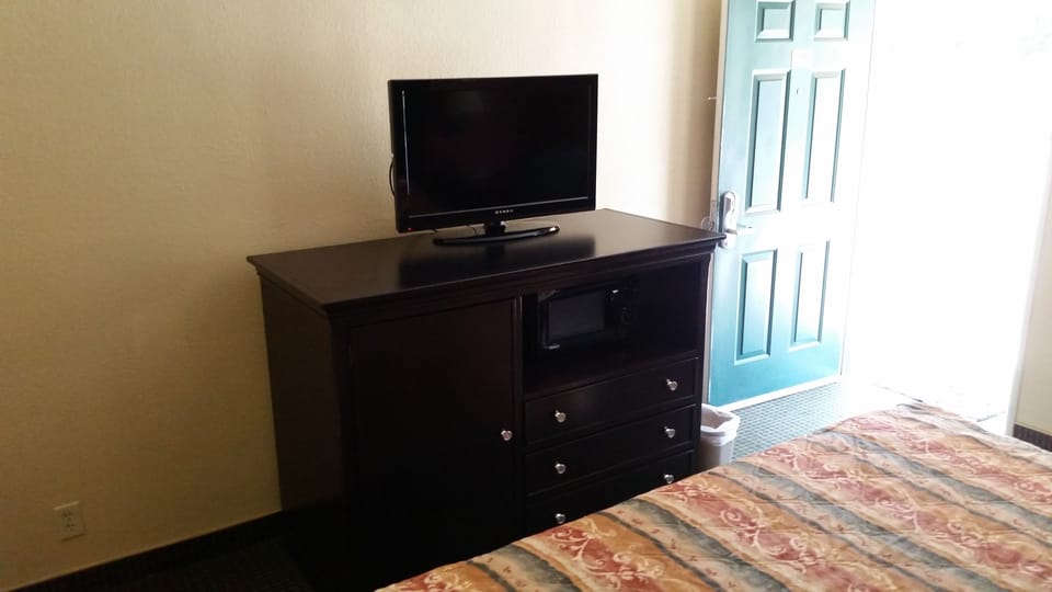 Room, 1 King Bed | Living area | 39-inch TV with cable channels