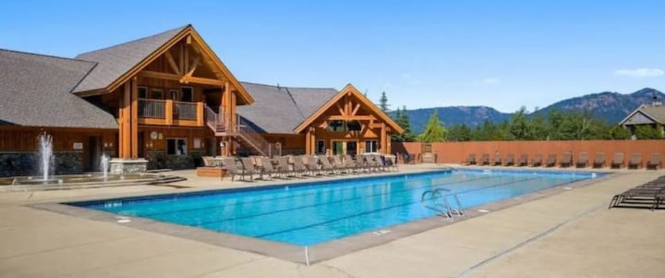 Roslyn Ridge is a beautiful community surrounded by amazing views!