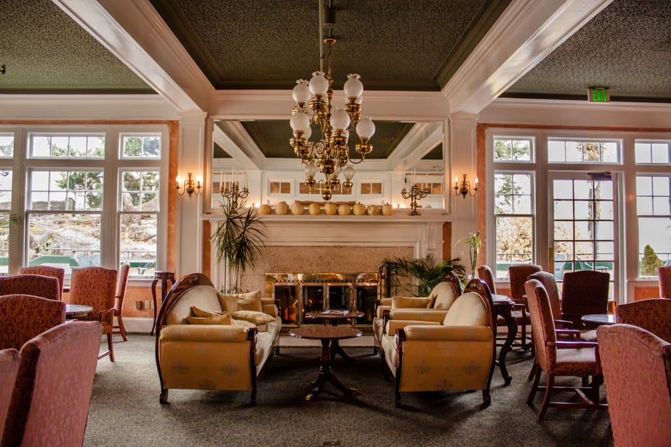 Serves lunch and dinner