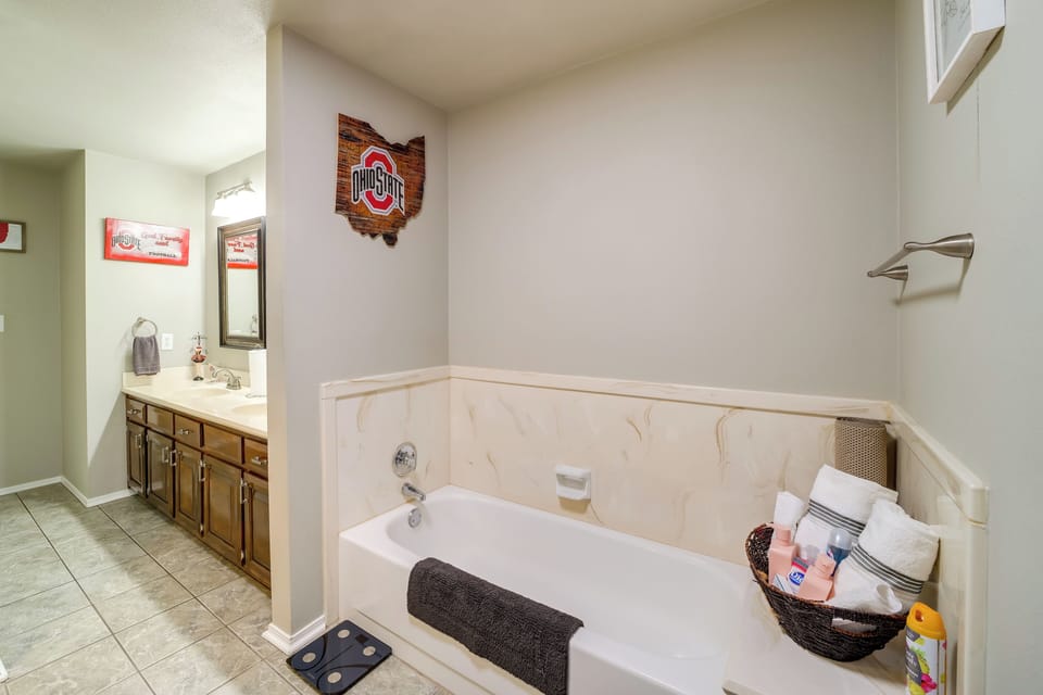 Full Bathroom | 1st Floor | Soaking Tub | Walk-In Shower | Towels Provided