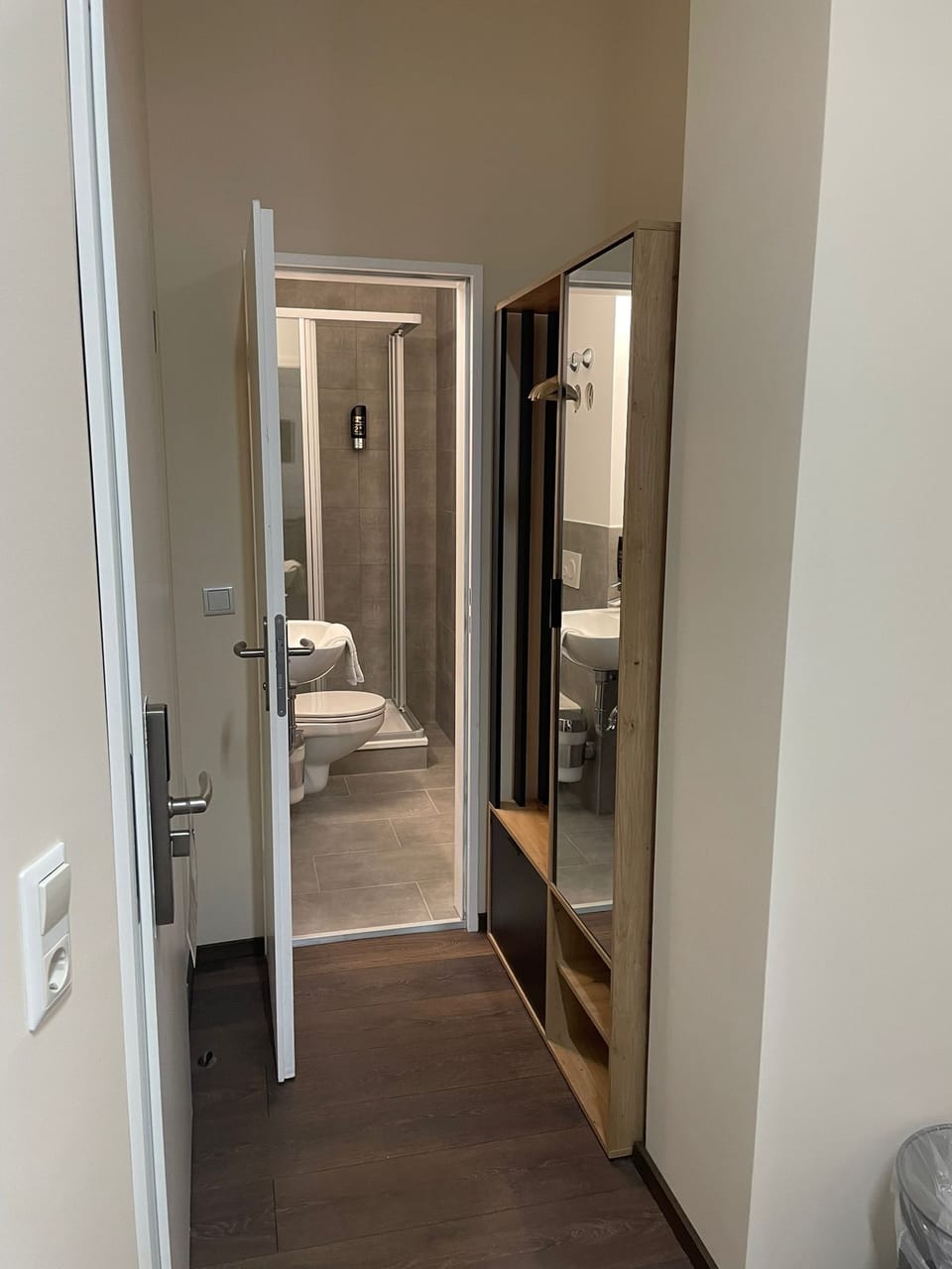 Single Room | Bathroom | Shower, free toiletries, hair dryer, towels