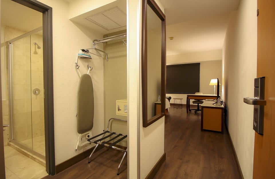 Superior Room, 1 King Bed | Premium bedding, in-room safe, desk, laptop workspace