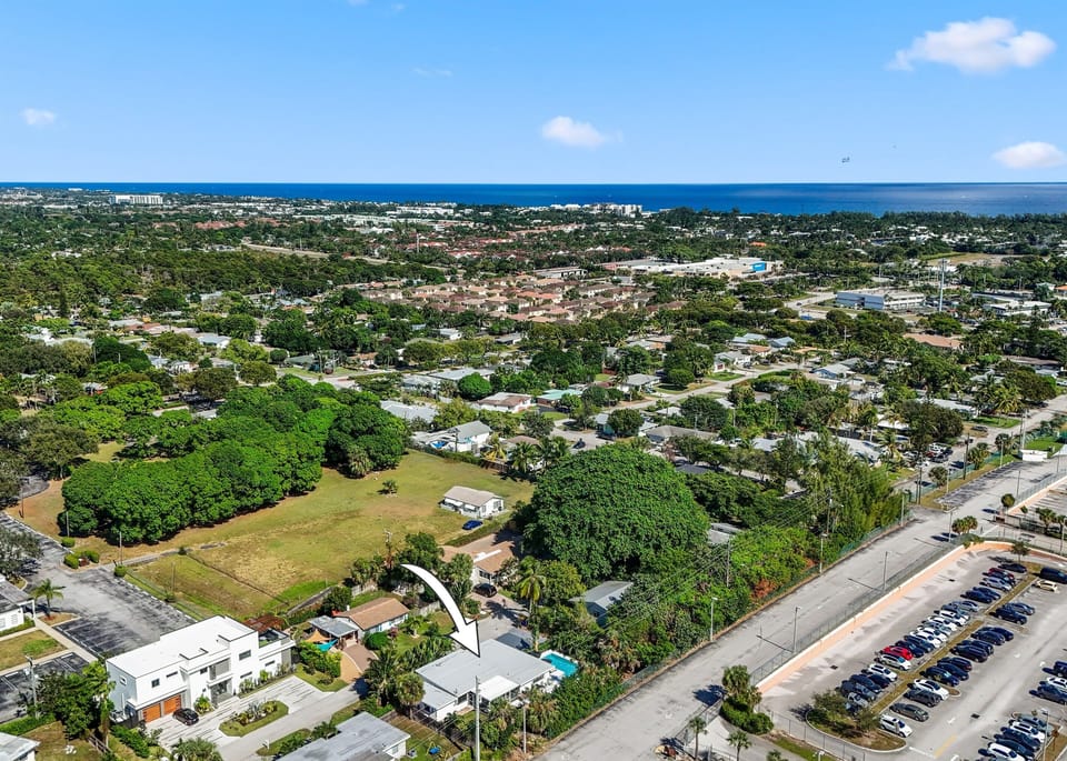 Get a bird's-eye view of our house and its place in the neighborhood, highlighting the convenient location for your Delray Beach stay.