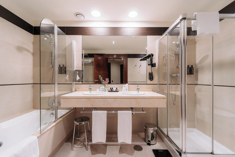 Premium Room | Bathroom | Combined shower/tub, rainfall showerhead, free toiletries, hair dryer
