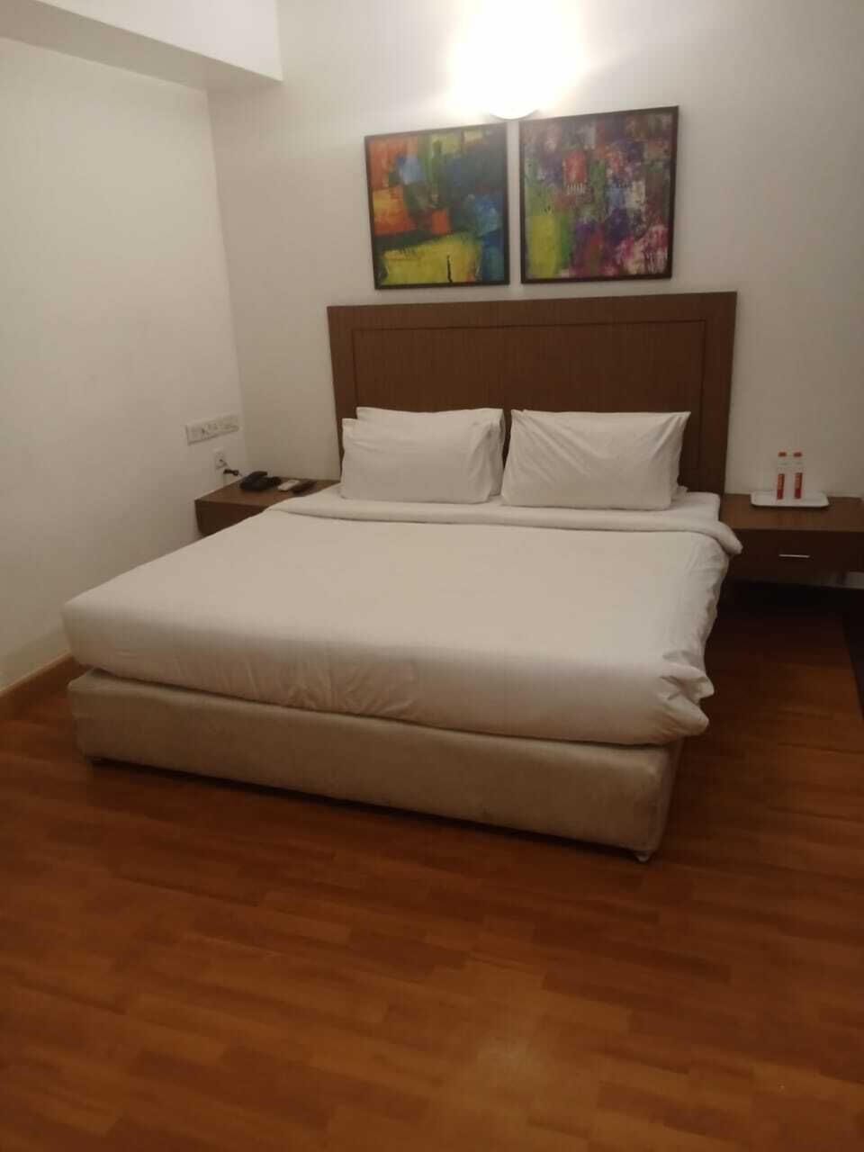 Premium bedding, in-room safe, desk, blackout drapes