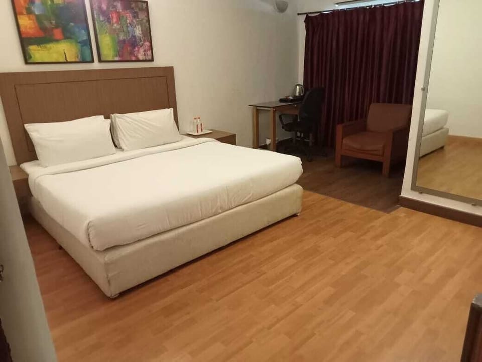 Premium Room | Premium bedding, in-room safe, desk, blackout drapes