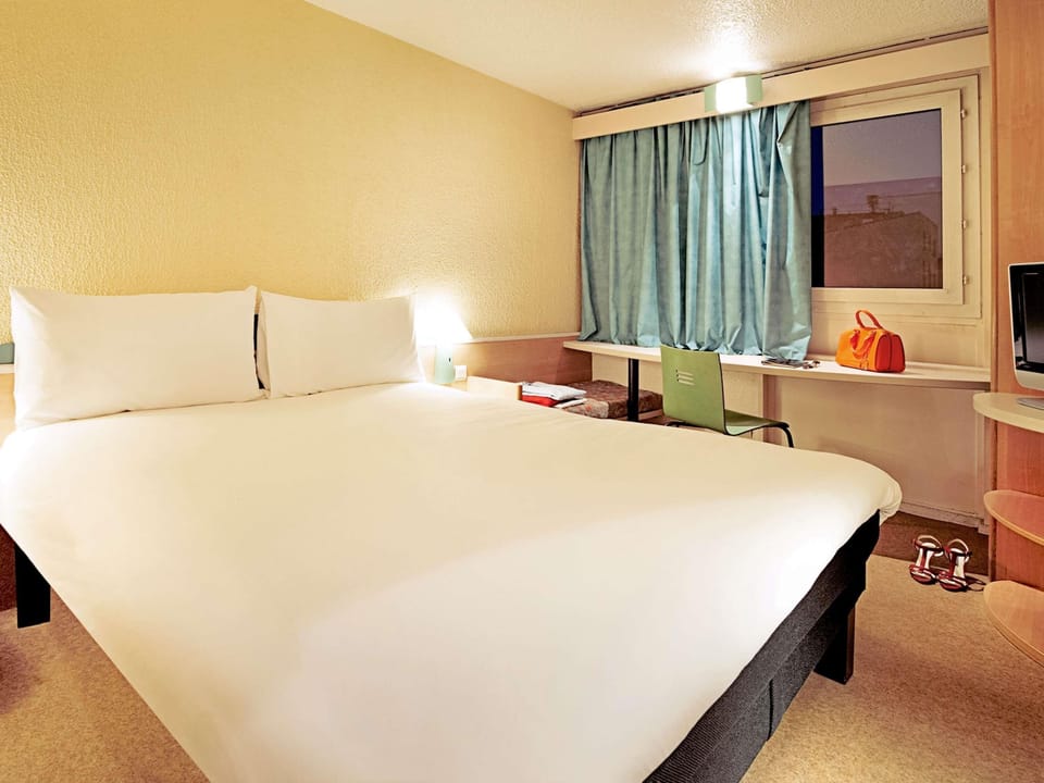 Double Room, 1 Double Bed | Desk, soundproofing, free cribs/infant beds, free WiFi
