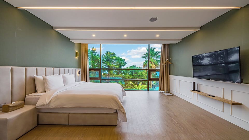 Maru Vinalli Pool:Base2/Max 4pax-Heating fee KRW100k (D/C offer KRW 75k,Warm Pool Not Avail Jul-Aug) | Premium bedding, individually decorated, individually furnished