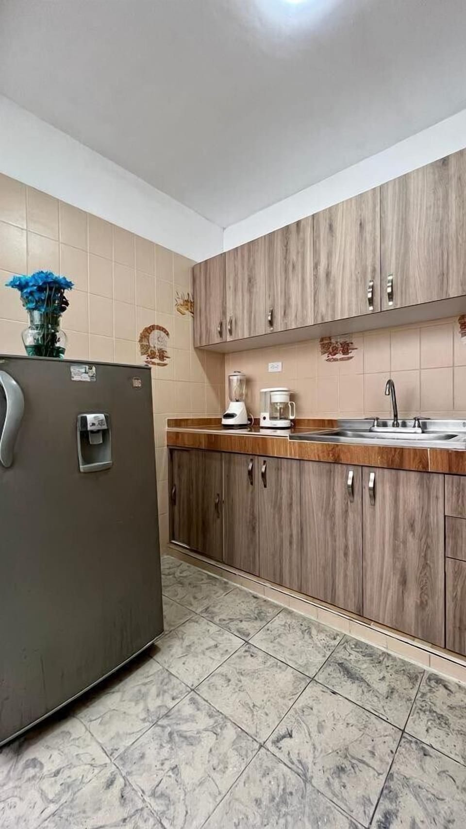 Chalet | Private kitchen | Full-size fridge, oven, blender, cookware/dishes/utensils