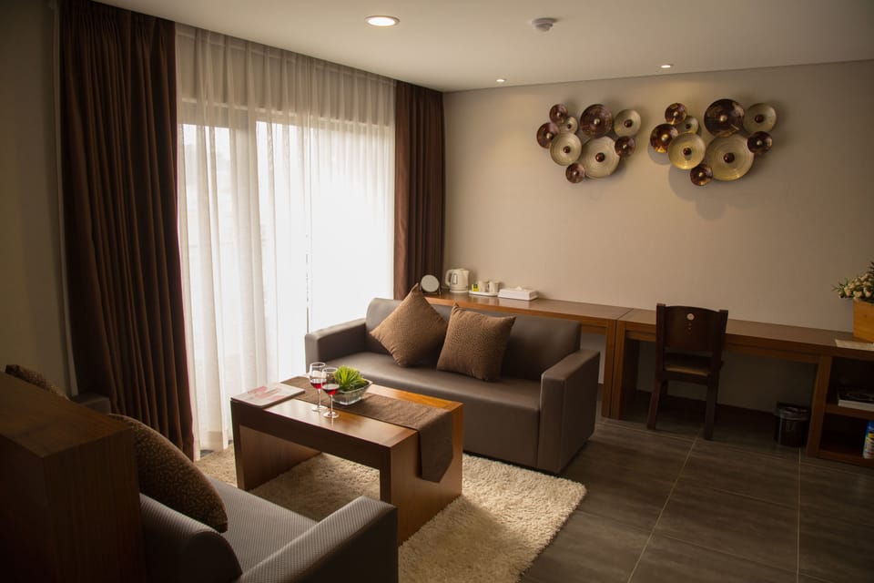 Suite | Living area | Flat-screen TV