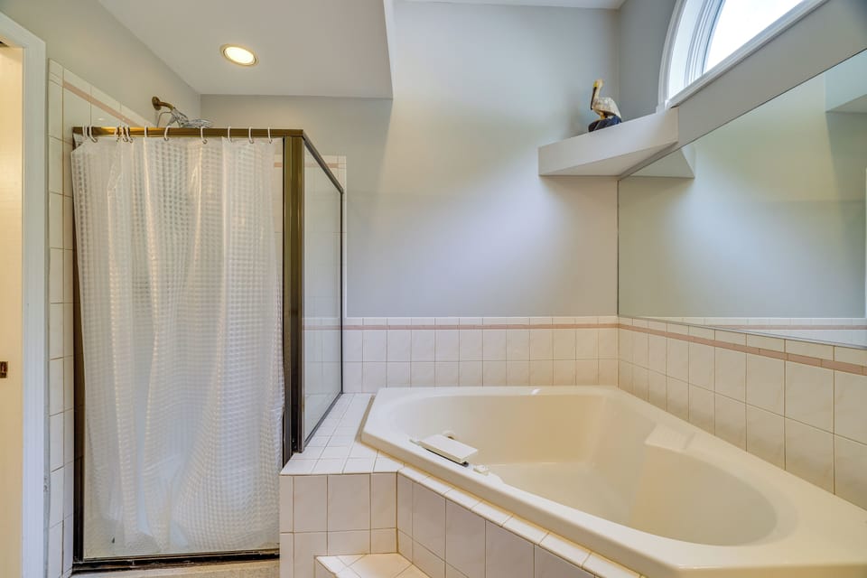 Full Bathroom | Soaking Tub | Complimentary Toiletries
