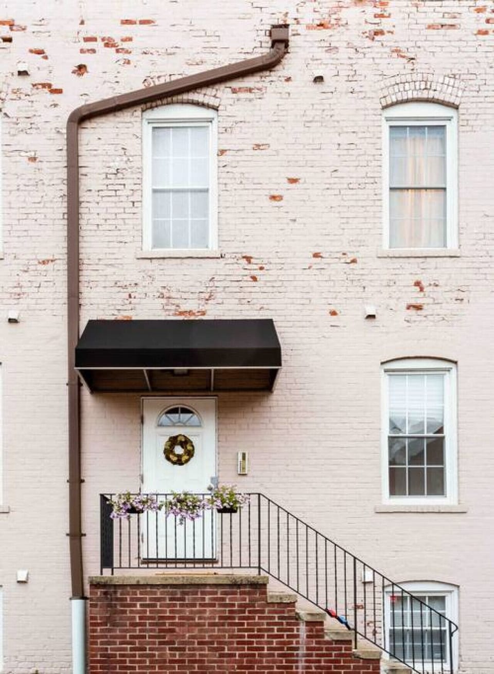 Downtown New Haven Vacation Rental Near Yale – Enjoy a centrally located stay just two blocks from the New Haven Green, with a private east-lot entrance ensuring minimal hallway traffic for enhanced privacy and comfort.
