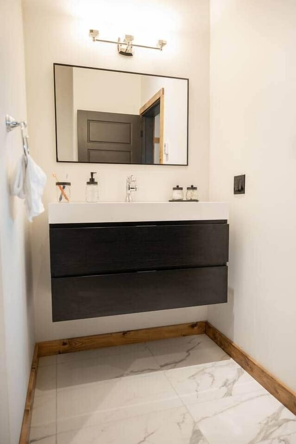 Modern vanity with lots of space for your toiletries and includes everything you need.