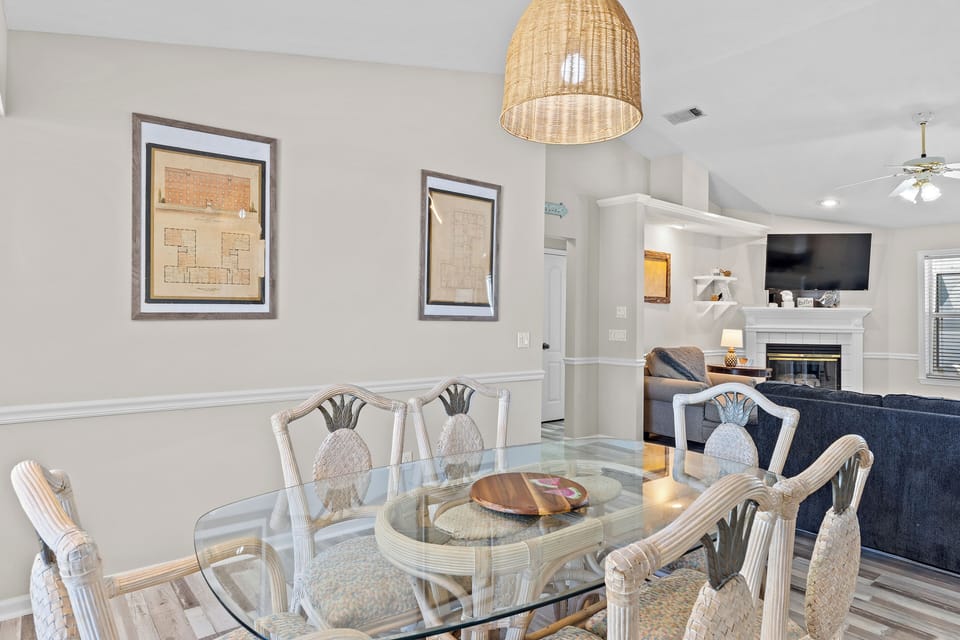 Dining room with table and 6 chairs