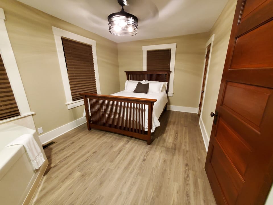 Jacuzzi tub queen bedroom