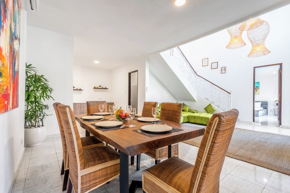 Deluxe Villa | Dining room