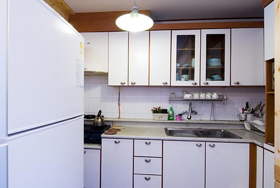 Full-size fridge, microwave, stovetop, cookware/dishes/utensils