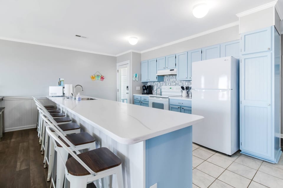 Kitchen bar dual purpose - Prep/Buffet & Dining