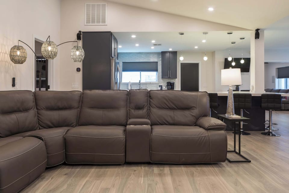 Spacious open floor plan, living room with gas fireplace and HDTV