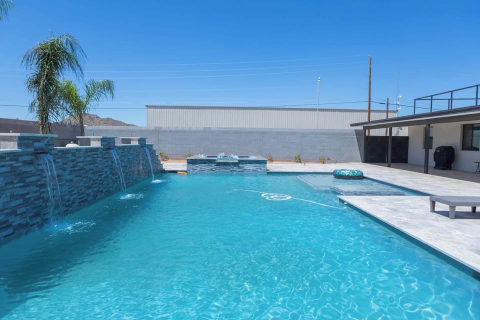 Private backyard oasis with pool and spa (spa heating additional fee) BBQ and rooftop deck