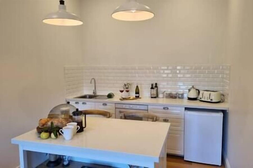 Dining Area and Breakfast Bar