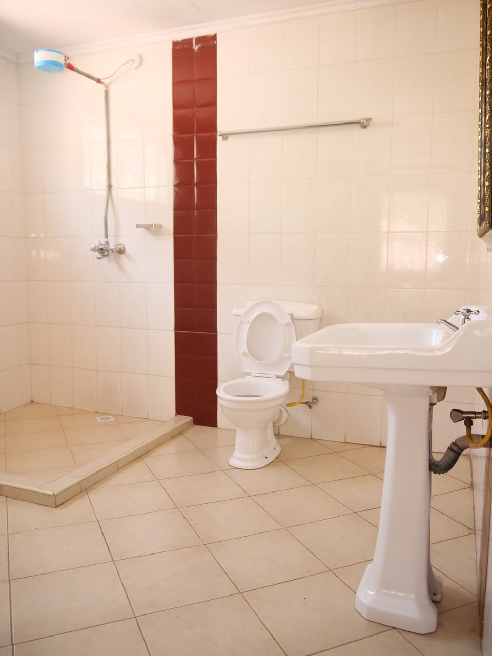 Comfort Double Room | Bathroom | Shower, rainfall showerhead, free toiletries, slippers