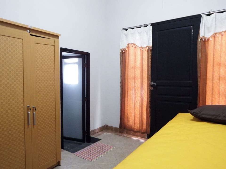 Standard Single Room | Desk