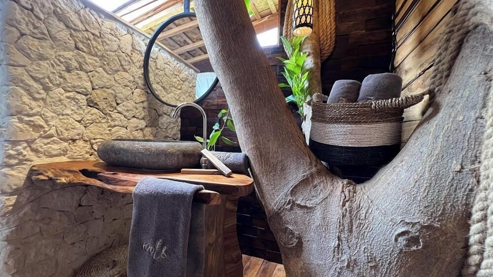 Superior Tree House | Bathroom | Shower, free toiletries, hair dryer, towels