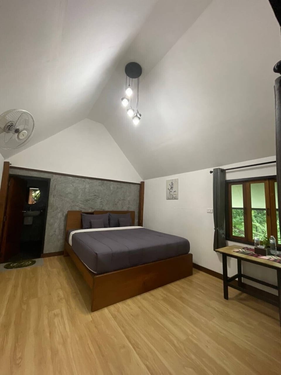 Standard Room, 1 King Bed | 1 bedroom, desk, free WiFi
