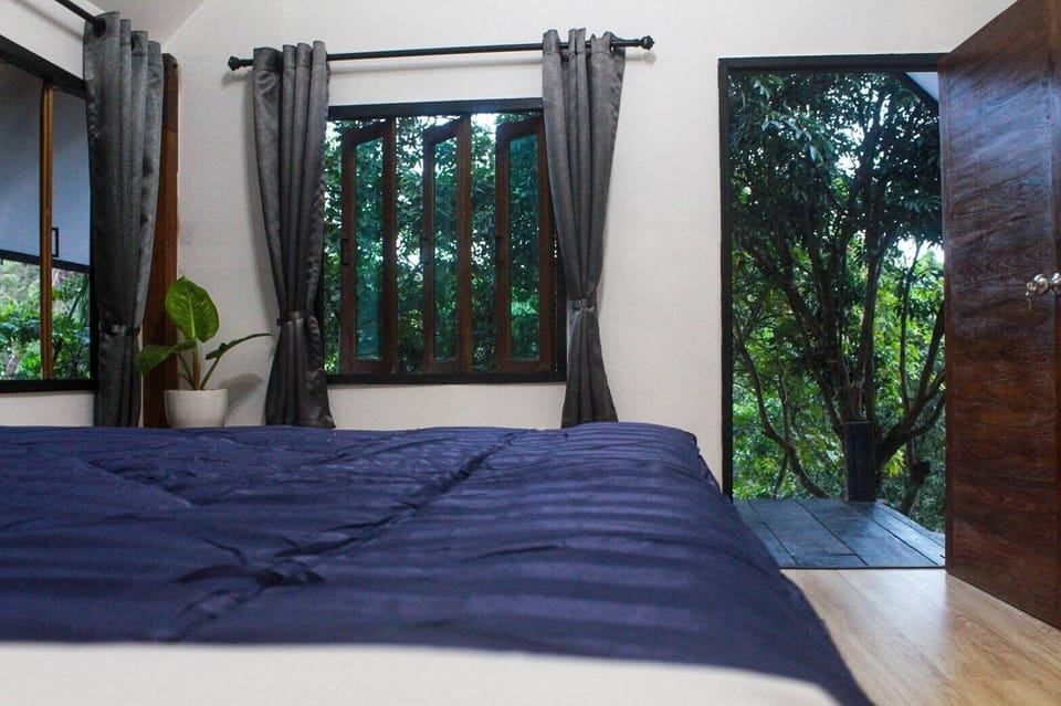Standard Room, 1 King Bed | 1 bedroom, desk, free WiFi
