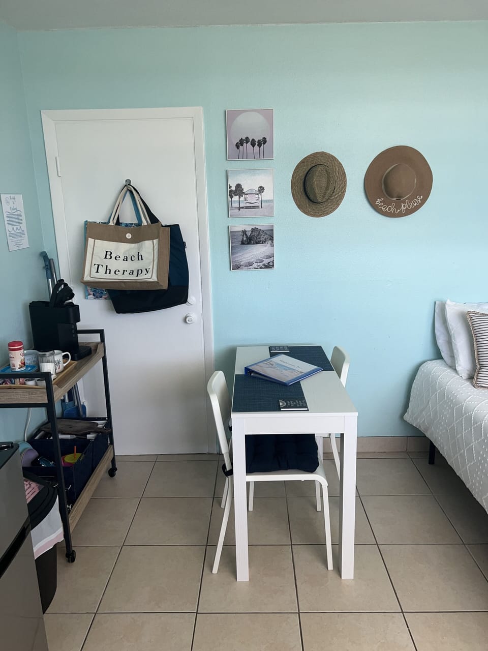 ~ Salty Tides
~ Kitchenette Area.