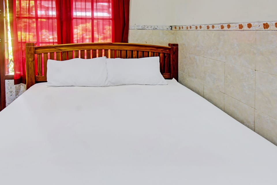 Deluxe Double Room | Laptop workspace, WiFi (free), bed sheets