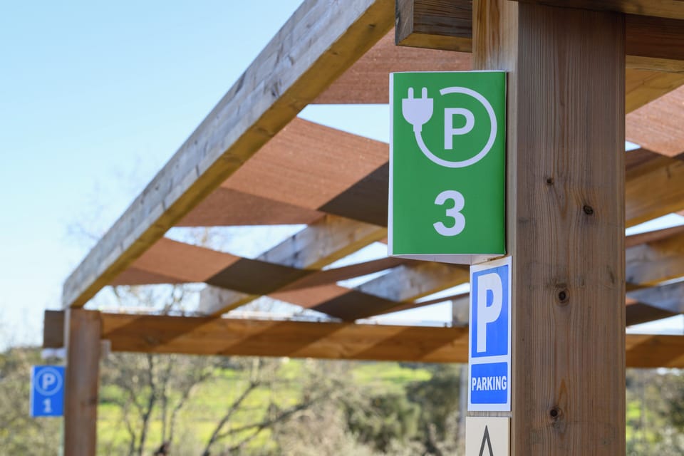 Electric vehicle charging station