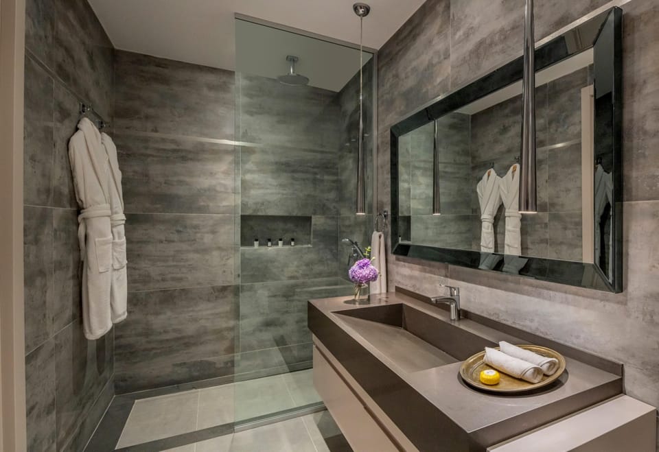 Sea View Deluxe Suite | Bathroom | Shower, hair dryer, bathrobes, slippers