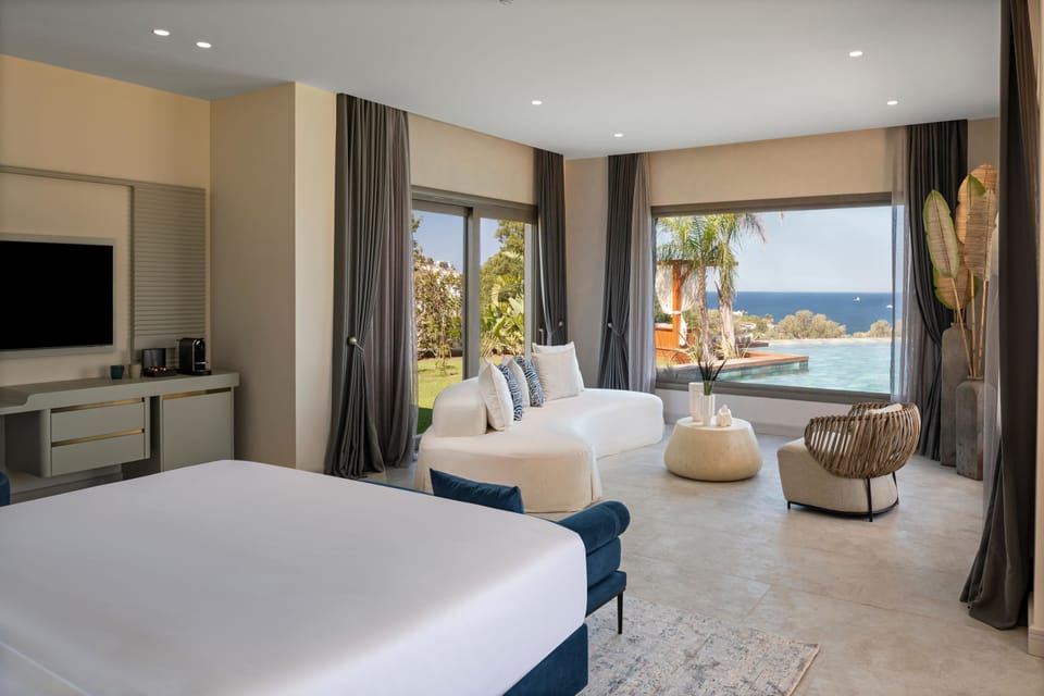 Swim Up Sunset Suite With Sea View | Minibar, in-room safe, desk, blackout drapes
