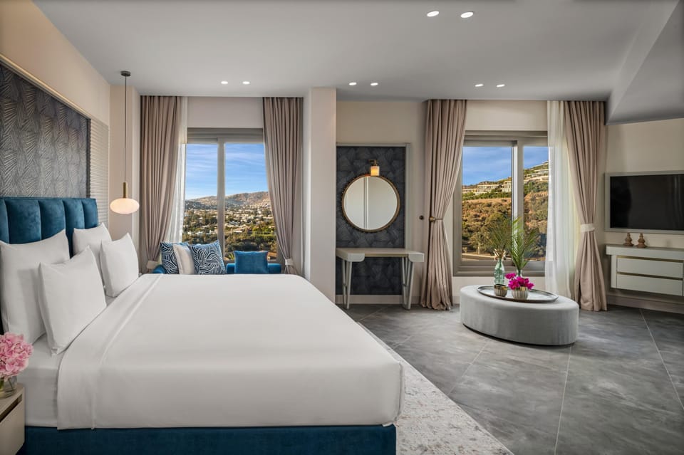 Sea View Deluxe Room | Minibar, in-room safe, desk, blackout drapes