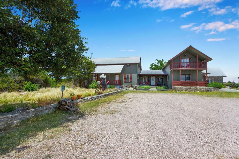 The front of the Swing on Inn.  From the parking area, follow the walkway along the right side of the Inn to the rear where the Hankie Pankie Cottage is accessible.