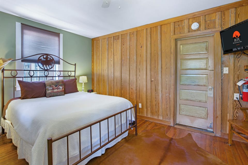 Altenate view of the queen size bed.