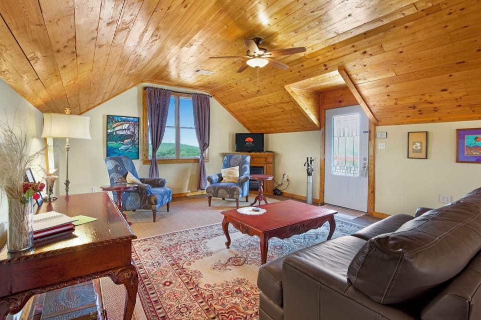 Large sitting area within the Southern Comfort Suite.