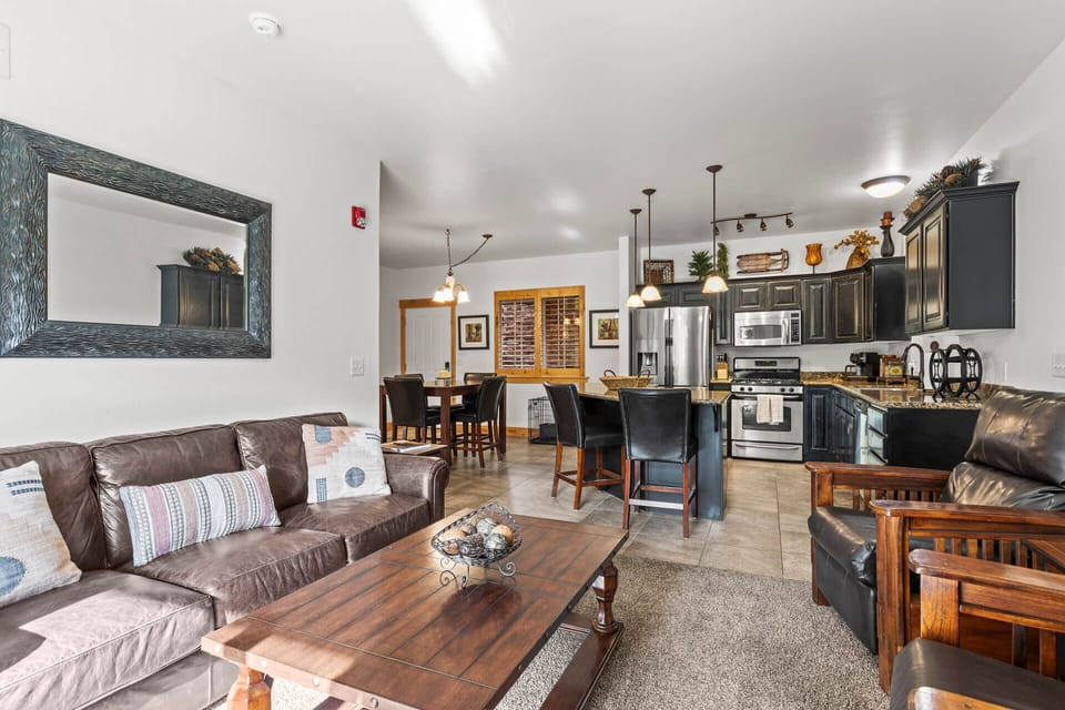 Bear Hollow Lodges 1304: Living room and fully-equipped kitchen